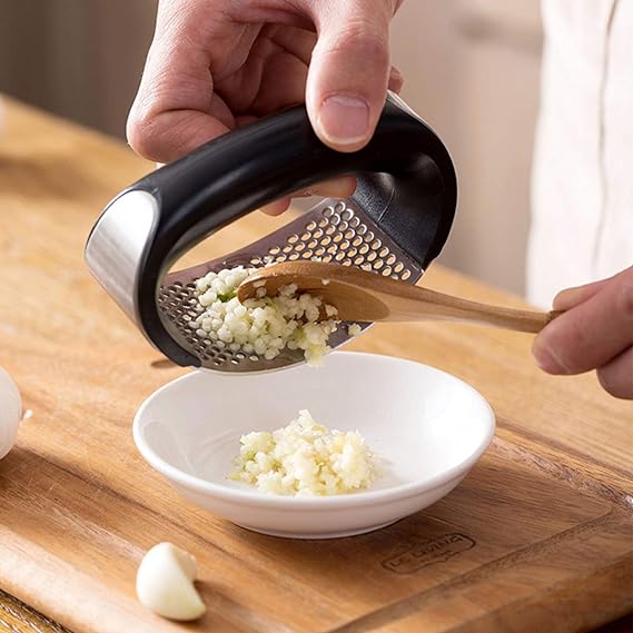 Stainless Steel Garlic Crusher - Ergonomic Design for Easy Crushing and Grinding